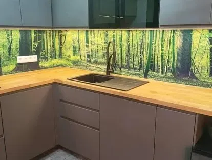 Zakelijke ruimte met maatwerk afbouw en technische installaties.
