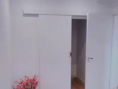 Zakelijke ruimte met maatwerk afbouw en technische installaties.