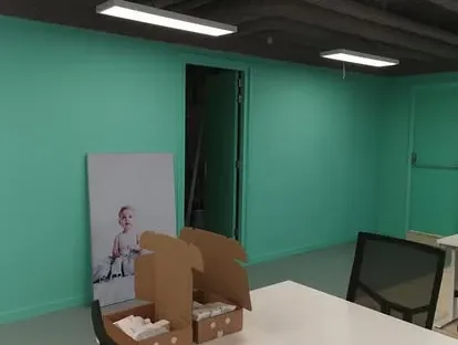 Zakelijke ruimte met maatwerk afbouw en technische installaties.