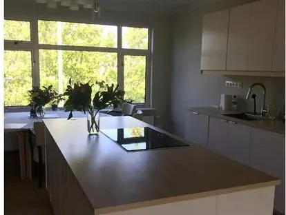 Zakelijke ruimte met maatwerk afbouw en technische installaties.