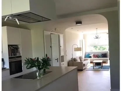 Zakelijke ruimte met maatwerk afbouw en technische installaties.