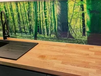 Zakelijke ruimte met maatwerk afbouw en technische installaties.