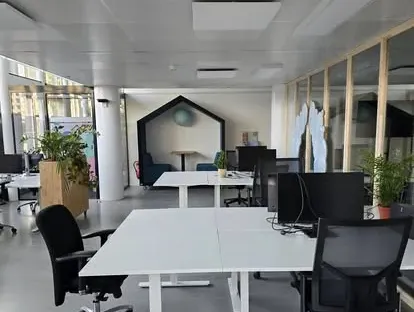 Zakelijke ruimte met maatwerk afbouw en technische installaties.