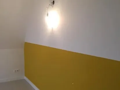 Zakelijke ruimte met maatwerk afbouw en technische installaties.