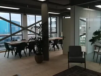 Zakelijke ruimte met maatwerk afbouw en technische installaties.