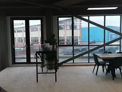 Interieur van een bedrijfspand na bouwkundige renovatie.
