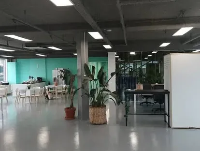 Bedrijfsruimte gerenoveerd en afgewerkt door KOZ BOUW BV.