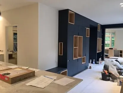 Bouwkundige voorbereiding en uitvoering op een projectlocatie.