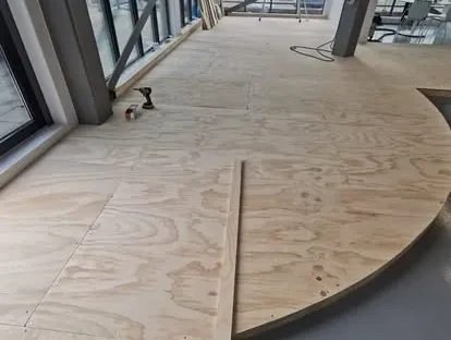 Constructie- en afbouwwerk tijdens een complete woningrenovatie.
