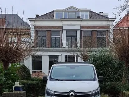 Constructie- en afbouwwerk tijdens een complete woningrenovatie.
