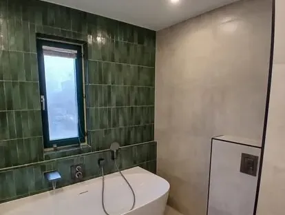 Constructie- en afbouwwerk tijdens een complete woningrenovatie.