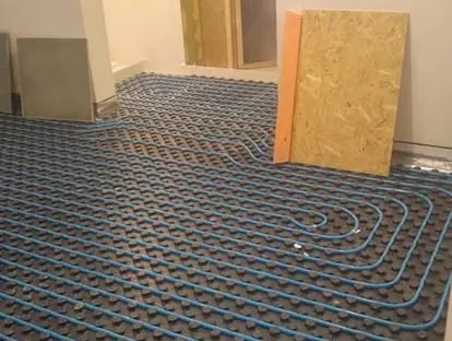 Constructie- en afbouwwerk tijdens een complete woningrenovatie.