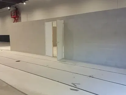 Constructie- en afbouwwerk tijdens een complete woningrenovatie.