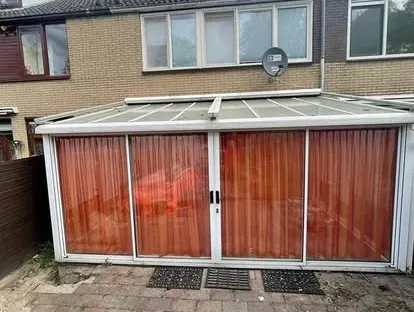 Constructie- en afbouwwerk tijdens een complete woningrenovatie.