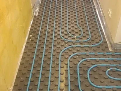 Bouwkundige voorbereiding en uitvoering op een projectlocatie.