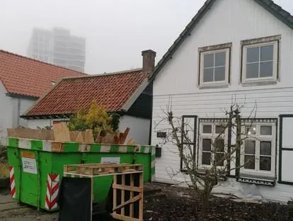 Constructie- en afbouwwerk tijdens een complete woningrenovatie.