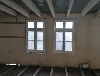Constructie- en afbouwwerk tijdens een complete woningrenovatie.