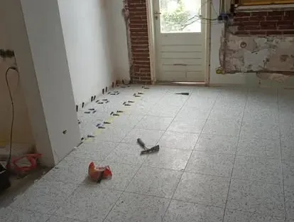 Constructie- en afbouwwerk tijdens een complete woningrenovatie.