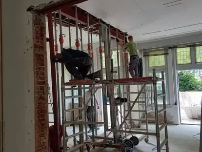 Constructie- en afbouwwerk tijdens een complete woningrenovatie.