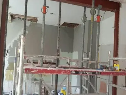 Werk in uitvoering tijdens een renovatieproject van KOZ BOUW BV.
