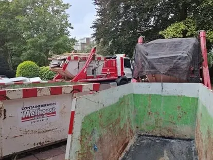 Constructie- en afbouwwerk tijdens een complete woningrenovatie.