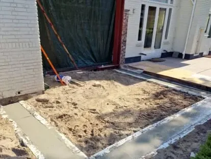 Constructie- en afbouwwerk tijdens een complete woningrenovatie.