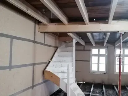 Bouwkundige voorbereiding en uitvoering op een projectlocatie.