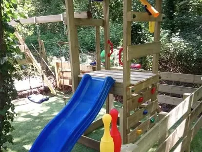 Constructie- en afbouwwerk tijdens een complete woningrenovatie.