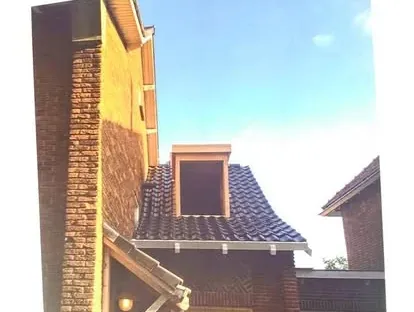 Constructie- en afbouwwerk tijdens een complete woningrenovatie.