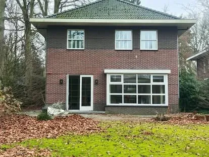 Bouwkundige voorbereiding en uitvoering op een projectlocatie.