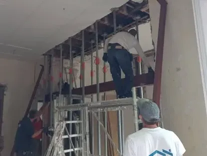 Bouwkundige voorbereiding en uitvoering op een projectlocatie.