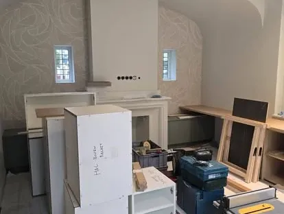Constructie- en afbouwwerk tijdens een complete woningrenovatie.