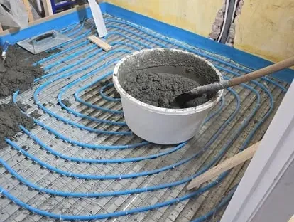 Constructie- en afbouwwerk tijdens een complete woningrenovatie.