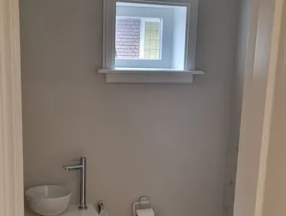 Bouwkundige voorbereiding en uitvoering op een projectlocatie.
