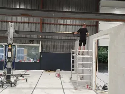 Bouwkundige voorbereiding en uitvoering op een projectlocatie.
