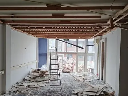 Werk in uitvoering tijdens een renovatieproject van KOZ BOUW BV.