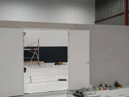 Bouwkundige voorbereiding en uitvoering op een projectlocatie.