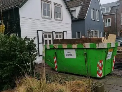 Constructie- en afbouwwerk tijdens een complete woningrenovatie.