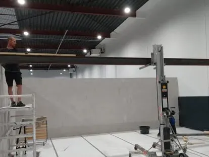 Constructie- en afbouwwerk tijdens een complete woningrenovatie.