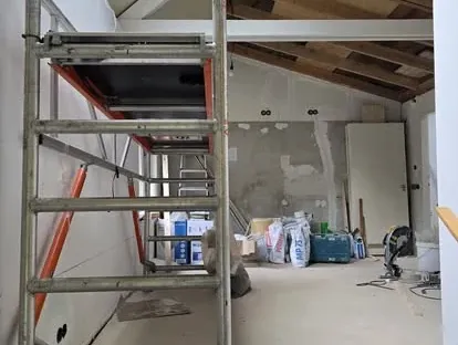 Constructie- en afbouwwerk tijdens een complete woningrenovatie.
