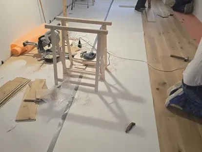 Constructie- en afbouwwerk tijdens een complete woningrenovatie.