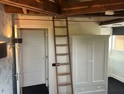 Constructie- en afbouwwerk tijdens een complete woningrenovatie.