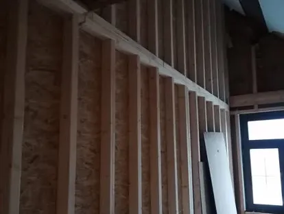 Bouwkundige voorbereiding en uitvoering op een projectlocatie.