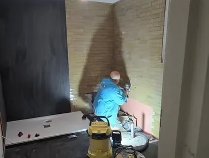 Bouwkundige voorbereiding en uitvoering op een projectlocatie.