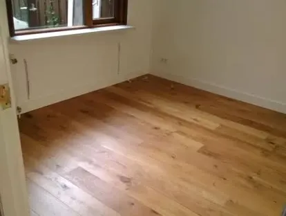 Constructie- en afbouwwerk tijdens een complete woningrenovatie.