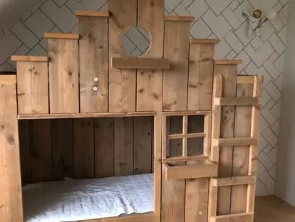 Bouwkundige voorbereiding en uitvoering op een projectlocatie.