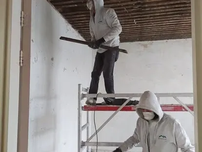 Bouwkundige voorbereiding en uitvoering op een projectlocatie.