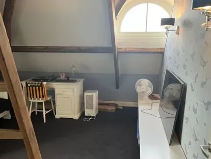 Constructie- en afbouwwerk tijdens een complete woningrenovatie.