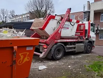 Bouwkundige voorbereiding en uitvoering op een projectlocatie.