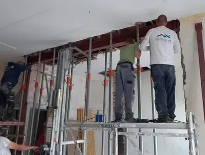 Werk in uitvoering tijdens een renovatieproject van KOZ BOUW BV.
